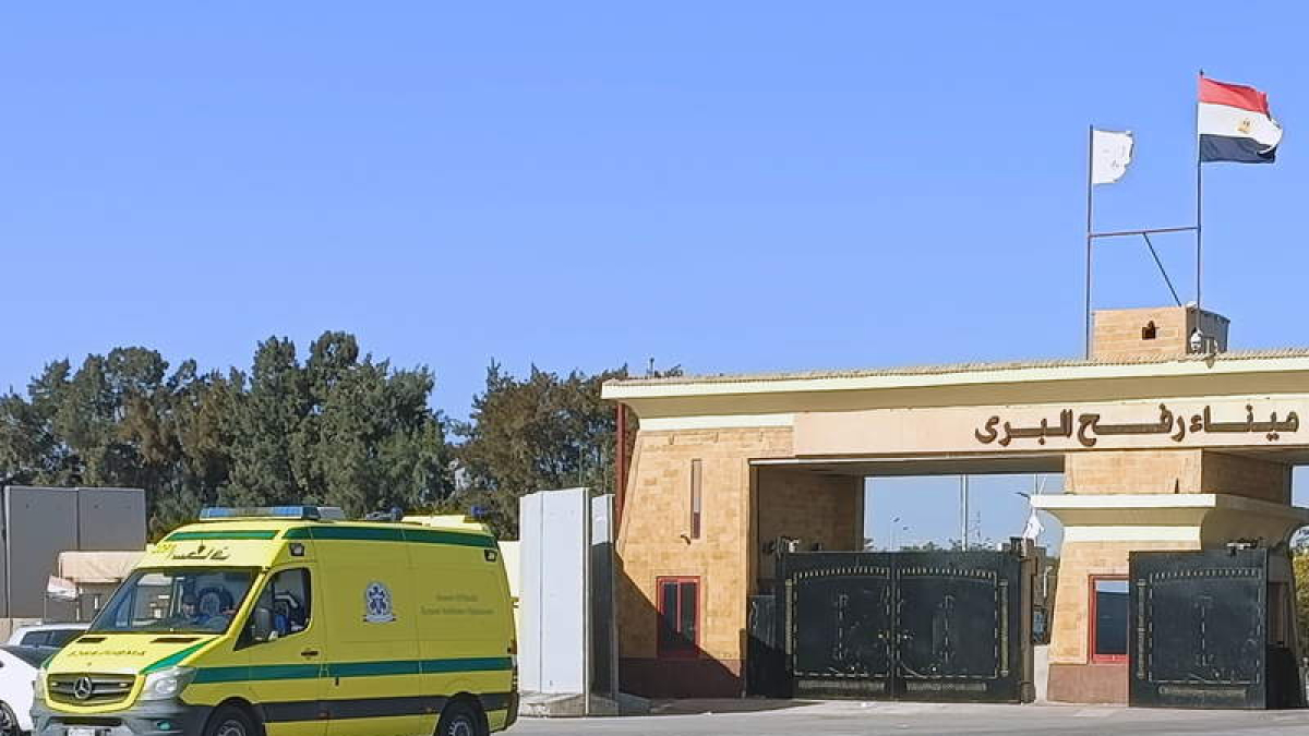 Una ambulancia traslada los restos mortales de los trabajadores de la ONG del chef español. STR