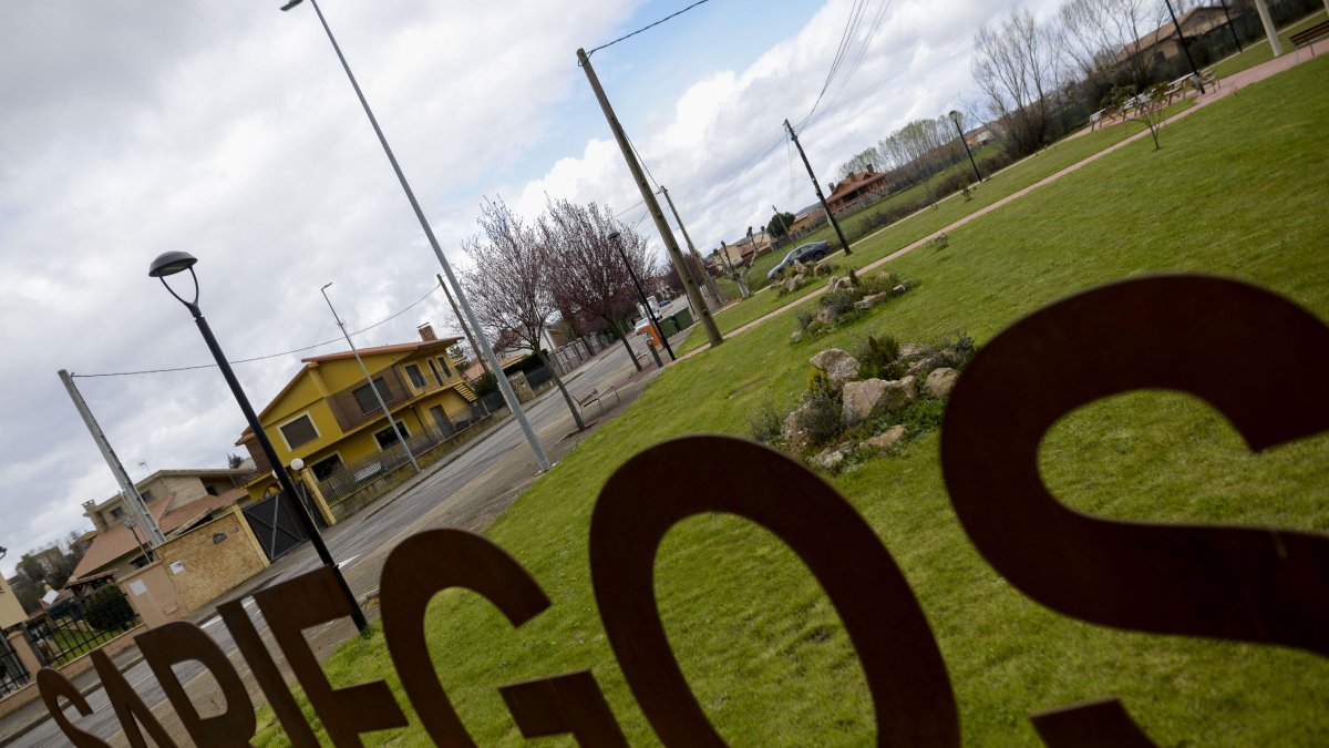 Sariegos ha colocado carteles a la entrada de la localidad.