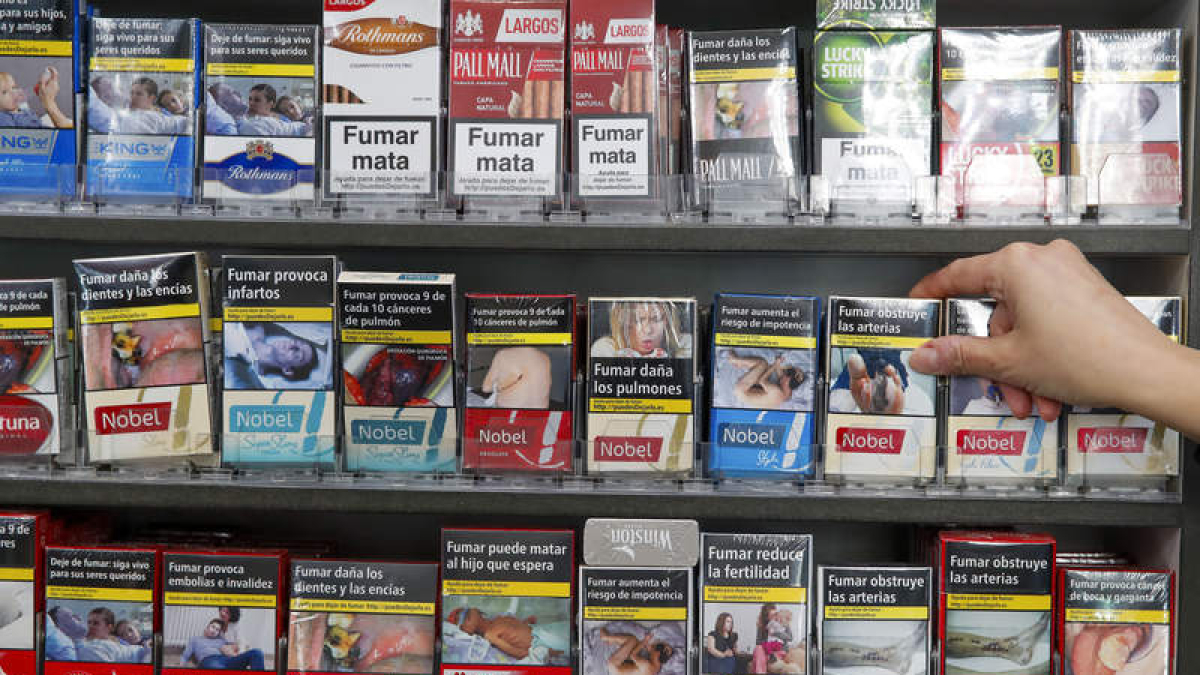 Cajetillas de tabaco en un estanco de Zaragoza. JAVIER CEBOLLADA