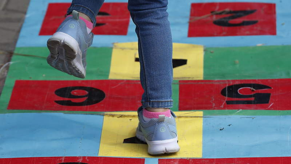 Un niño con autismo juega en Bucarest.  ROBERT GHEMENT
