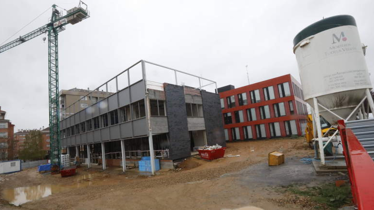 La ampliación del centro de empresas de base tecnológica, el edificio rojo de Eras, es uno de los proyectos sin ejecutar del todo.  RAMIRO