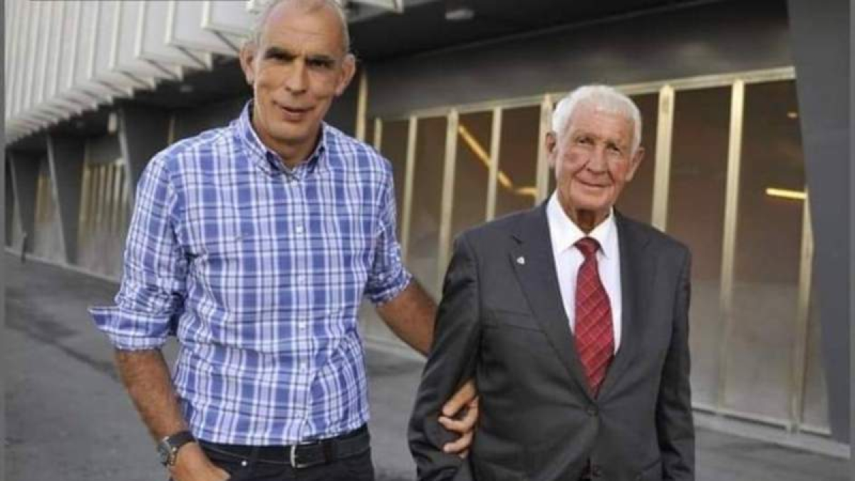Andoni y Carmelo Cedrún pasean al lado del estadio de San Mamés. R. DEPORTIVA DEL AYER