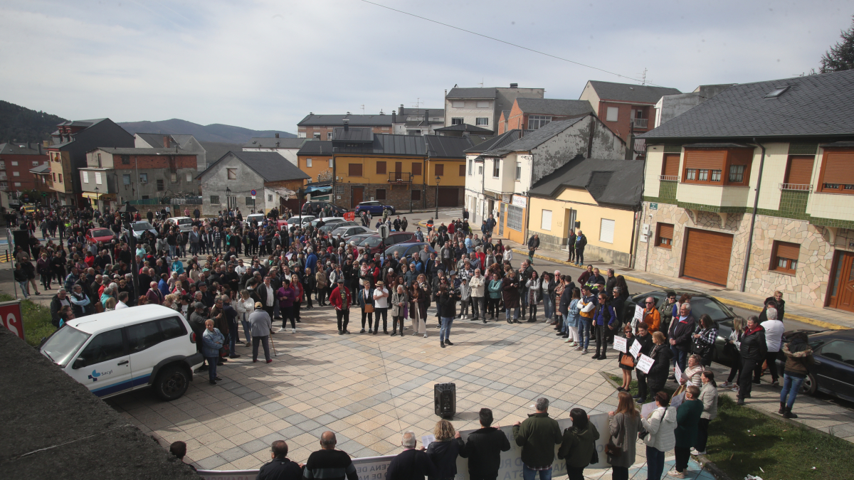 Los vecinos de Fabero, Vega de Espinareda, Candín y Peranzanes se manifiestan en defensa de la sanidad rural.