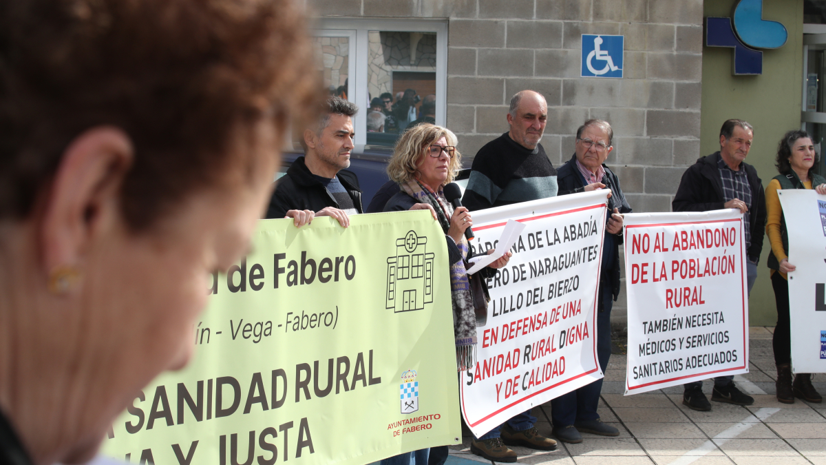 Manifestantes frente al centro de salud de Fabero.