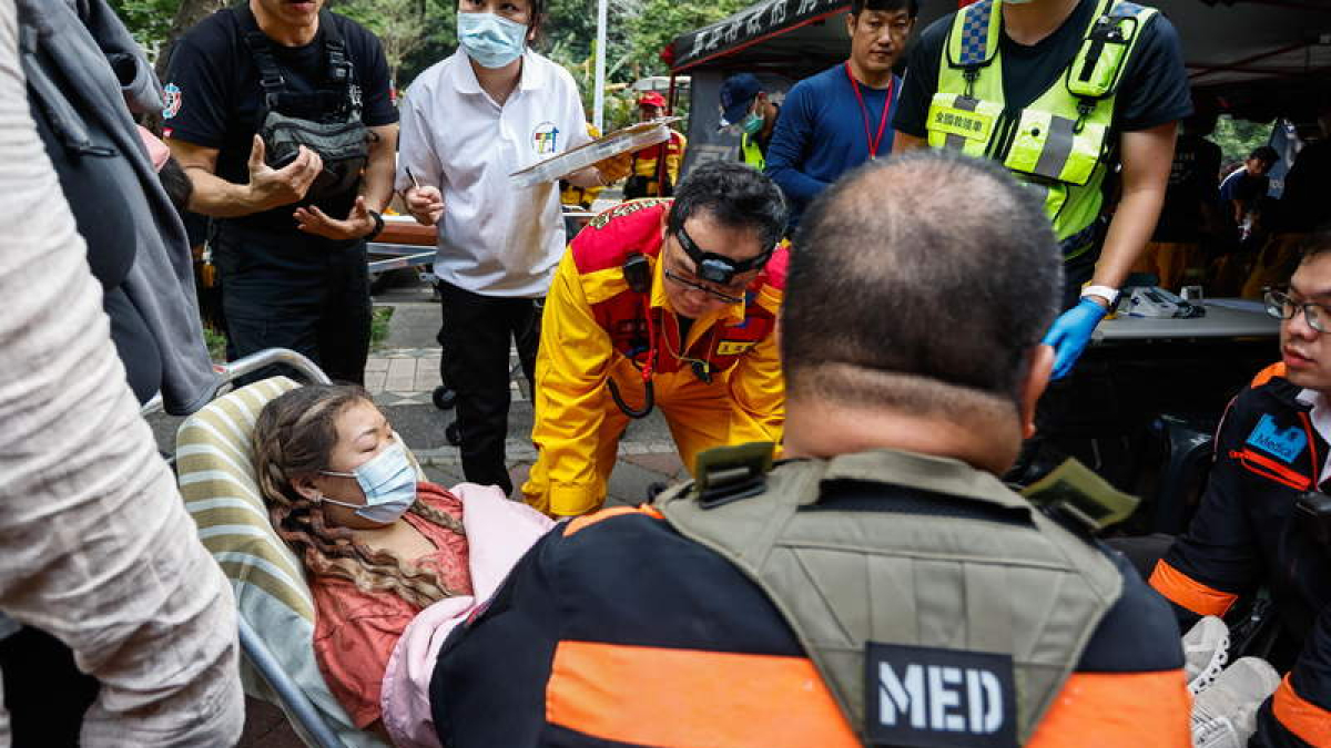 Una mujer es rescatada tras el terremoto que sacudió Taiwán este miércoles. DANIEL CENG