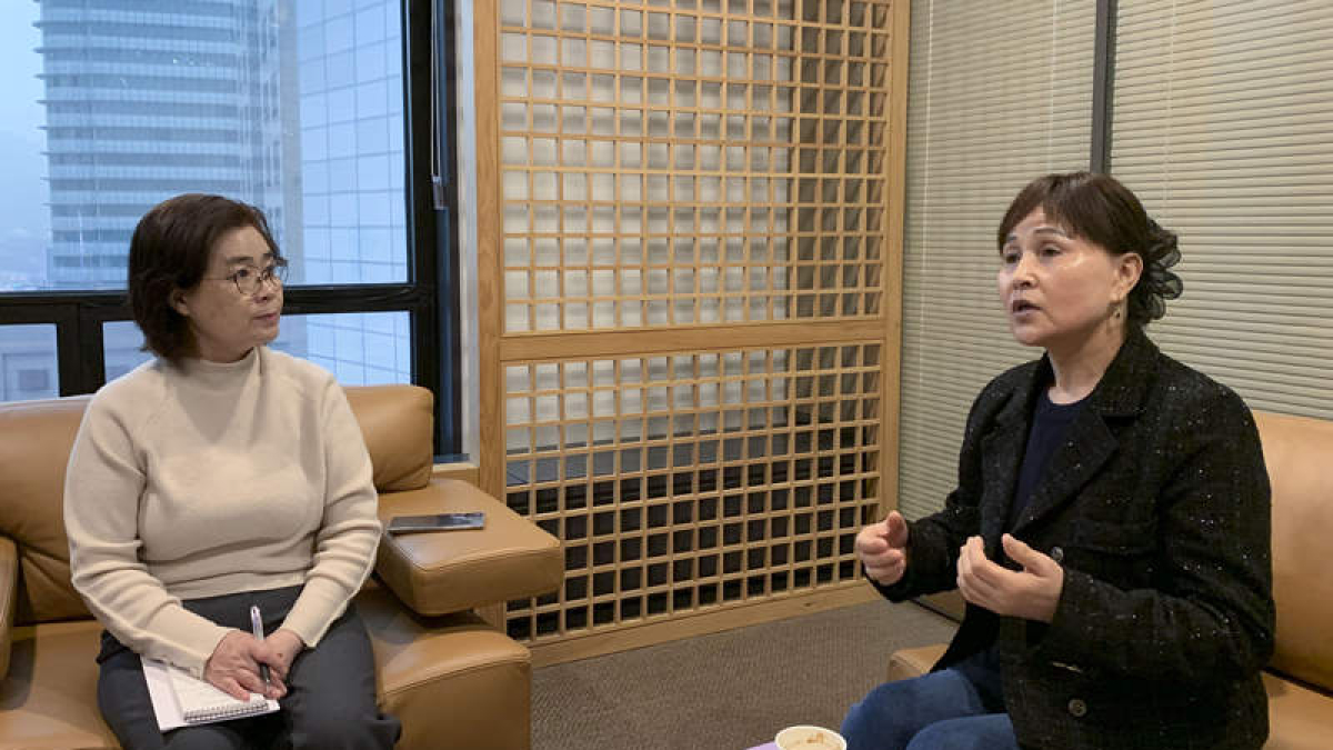 Kim Jung-ae y Lee Myung-ok son dos norcoreanas que llevan años viviendo en Seúl, Corea del Sur. ANDRÉS SÁNCHEZ