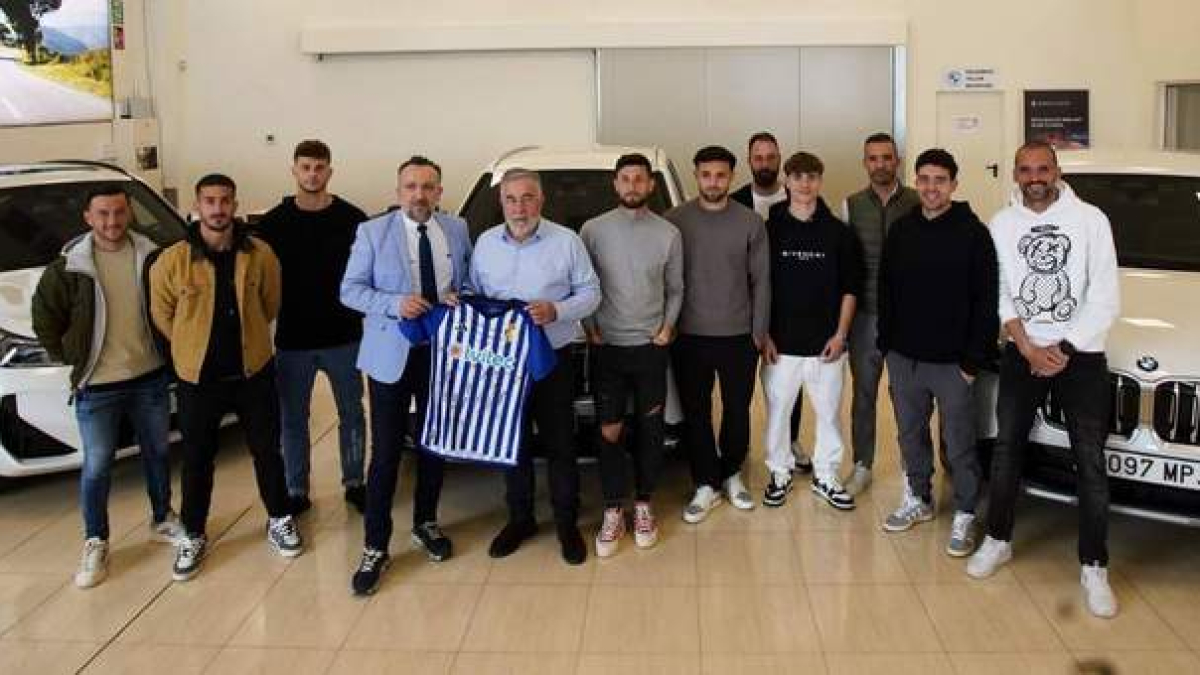Jugadores, técnicos y el presidente de la Deportiva, en el acto en Bernesga Motor.  L. DE LA MATA