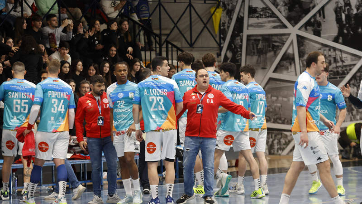 El Ademar recurrirá a jugadores jóvenes, pero sin experiencia en Asobal, para reforzar la plantilla en la 2024-25 si no hay más presupuesto. LOF