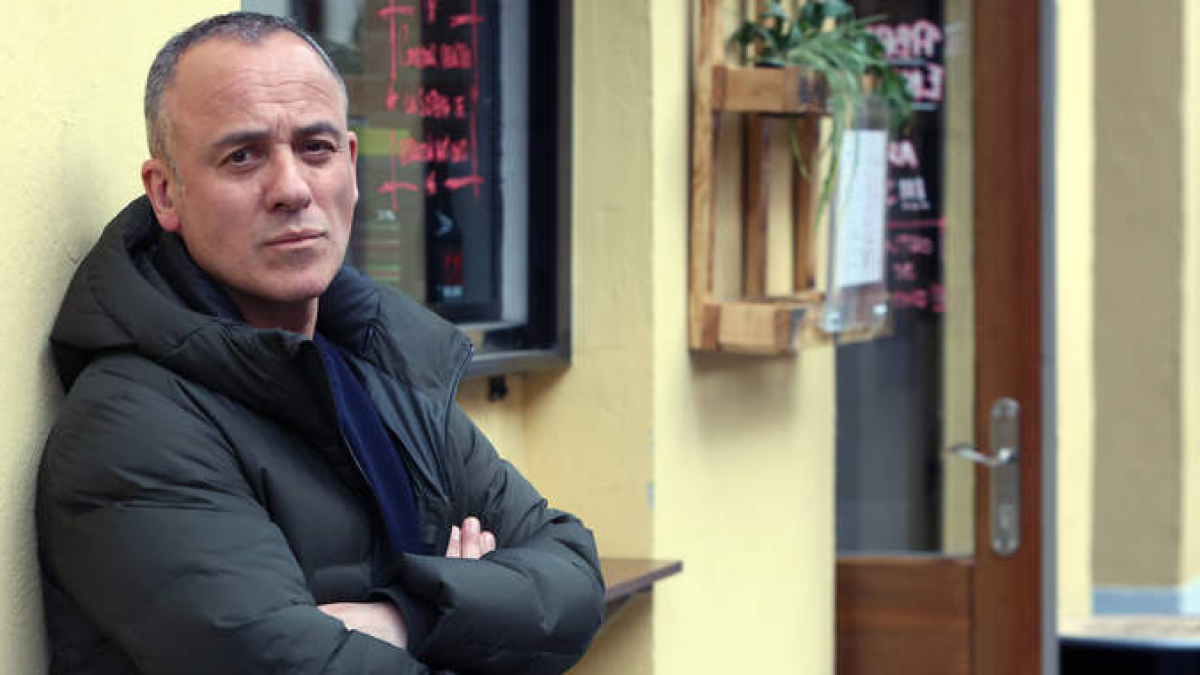 Javier Gutiérrez protagoniza hoy en el Auditorio junto a Luis Bermejo la obra de teatro ‘El traje’, escrita y dirigida por Juan Cavestany.  BENITO ORDÓÑEZ