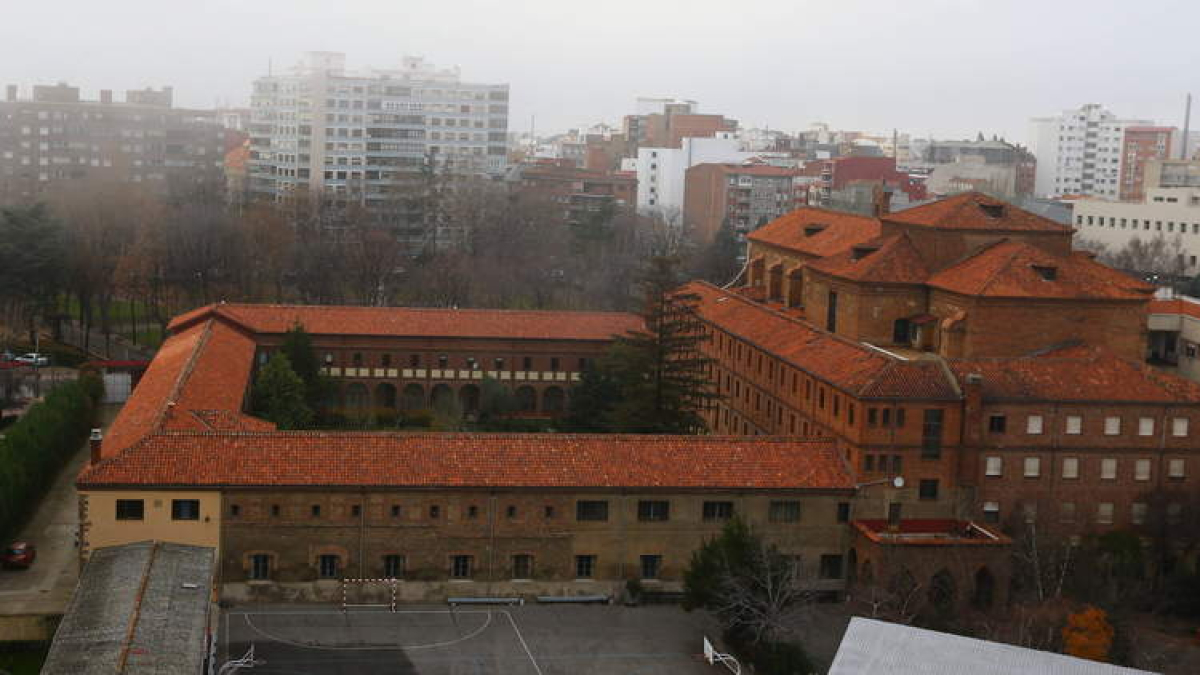 Claustro Abierto Capuchinos acoge hoy la inauguración de la exposición ‘Escacharradísimo’.  DL