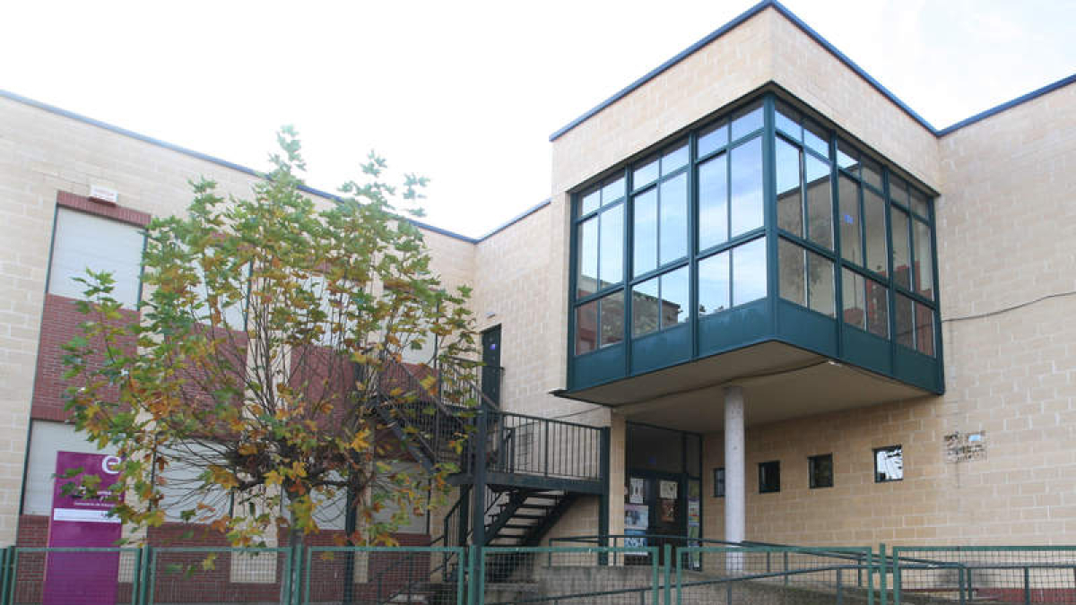 Exterior del instituto de Mansilla de las Mulas. DL