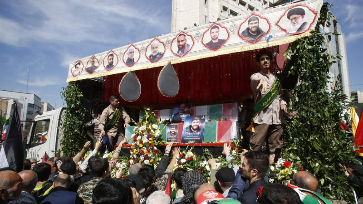 Numerosas personas asistieron al funeral por los guardias iraníes. ABEDIN TAHERKENAREH