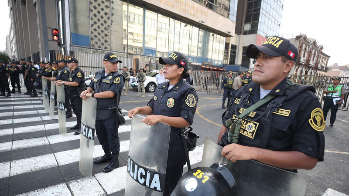 Dispositivo de seguridad ante la Fiscalía en Perú.  PAOLO AGUILAR
