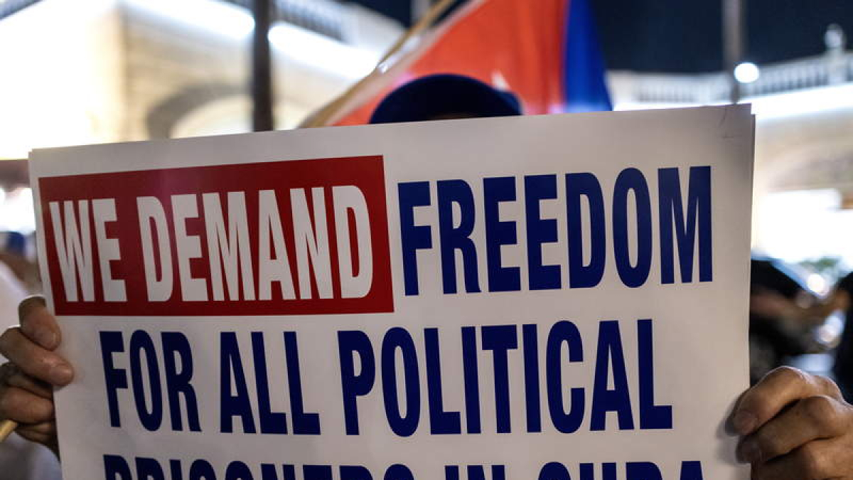 Un manifestante pide libertad para los presos políticos en Cuba.  CRISTOBAL HERRERA-ULASHKEVICH