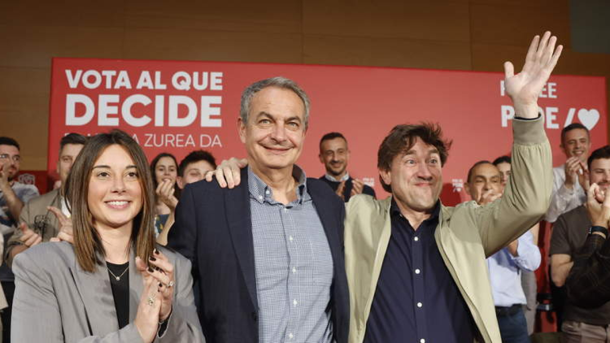 José Luis Rodríguez Zapatero, ayer, en Irún en el primer mítin de las elecciones vascas.  JUAN HERRERO