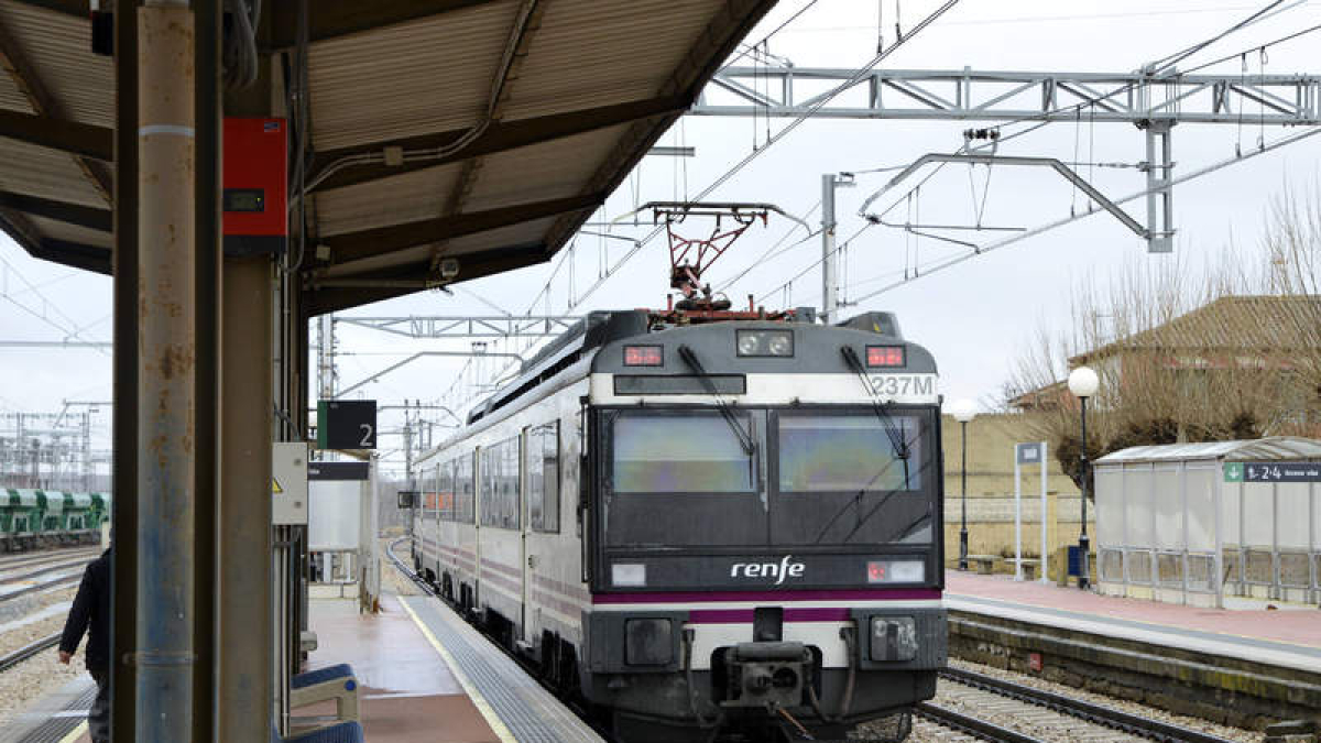 Imagen de un tren en la estación de Sahagún. ACACIO