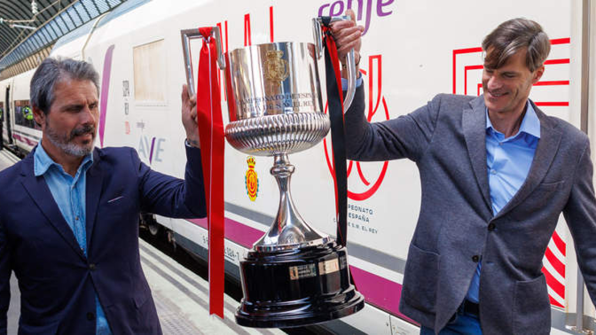 Rafa Alkorta y Leo Franco, exjugadores del Athletic y Mallorca, portan la Copa del Rey.  JULIO MUÑOZ