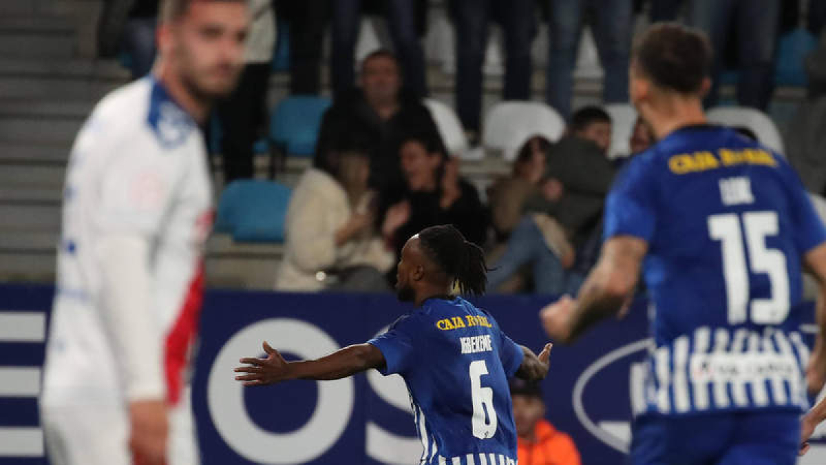 Un gol de Igbekeme de falta dio un pírrico triunfo a la Deportiva en el duelo de la primera vuelta.  LDLM