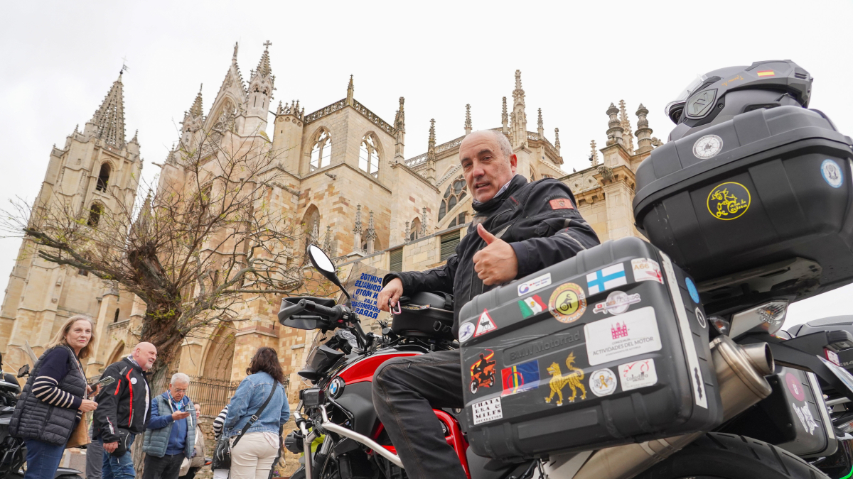 Anselmo Tascón, socio de Moteros Solidarios, inicia el viaje solidario.
