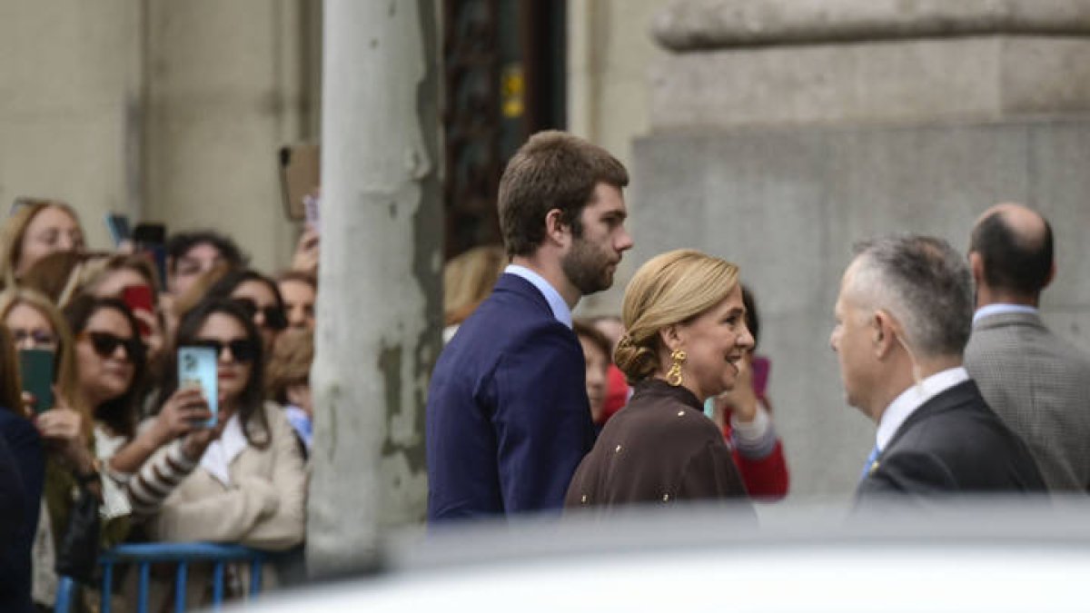 La infanta Cristina de Borbón, acompañada por su hijo mayor Juan Valentín Urdangarín.