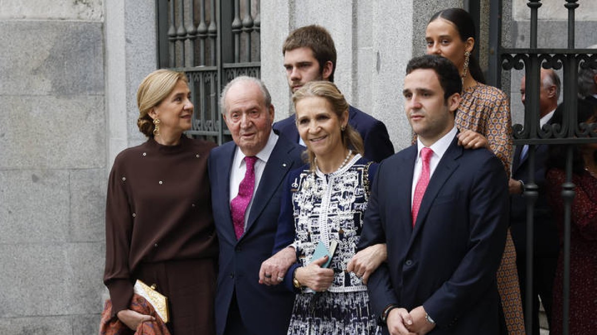 El rey emérito Juan Carlos I acompañado por sus hijas, las infantas Cristina (i) y Elena (2d) de Borbón, y sus nietos Felipe Juan Froilán de Marichalar (d), Victoria Federica de Marichalar (d, arriba) y Juan Valentín Urdangarín (c, detrás) posan a su salida de la boda del alcalde de Madrid, José Luis Martínez-Almeia, y Teresa Urquijo este sábado en la iglesia de San Francisco de Borja de Madrid.