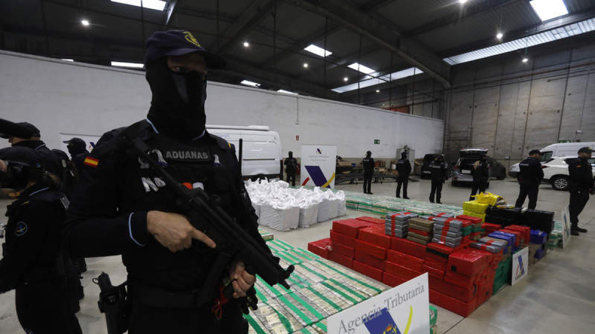 Imagen de un alijo de cocaína decomisado por la policía en Algeciras. A. CARRASCO RAGEL