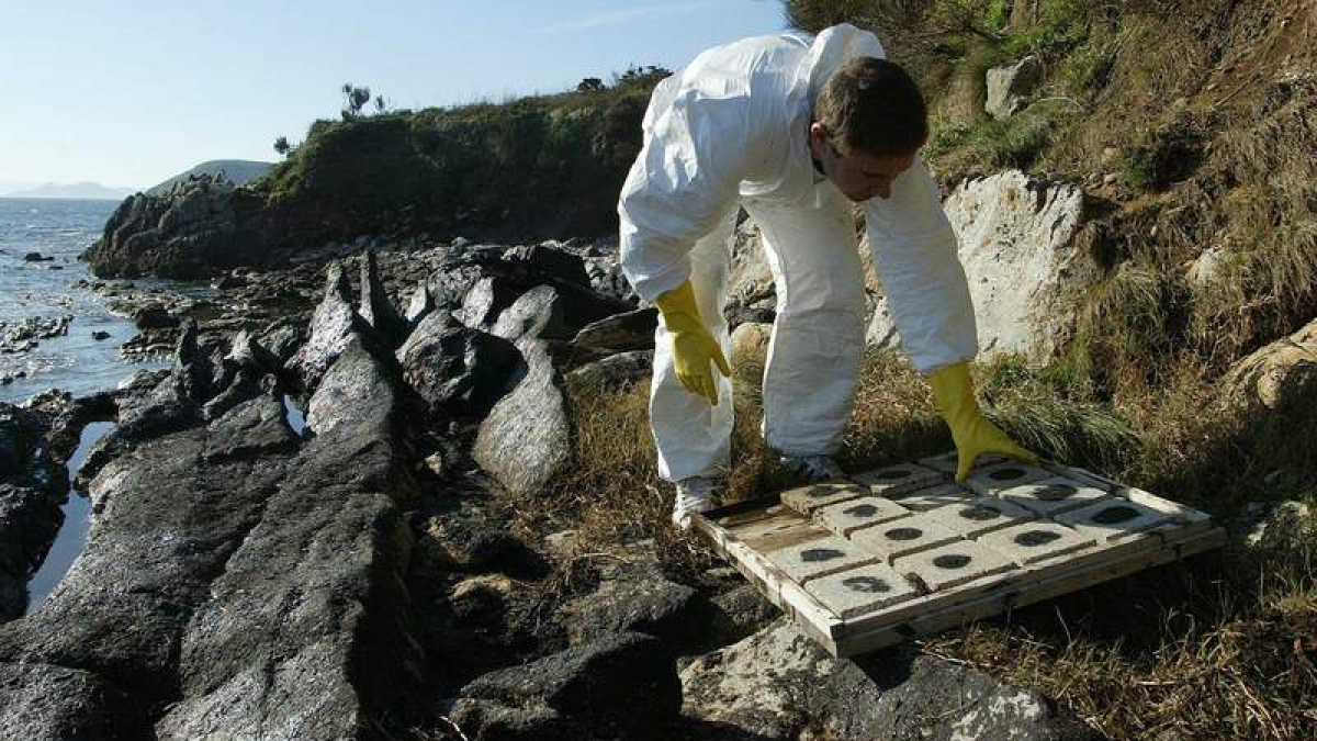 El vertido del Prestige porvocó un cambio en el Código Penal.  SALVADOR DE SAS