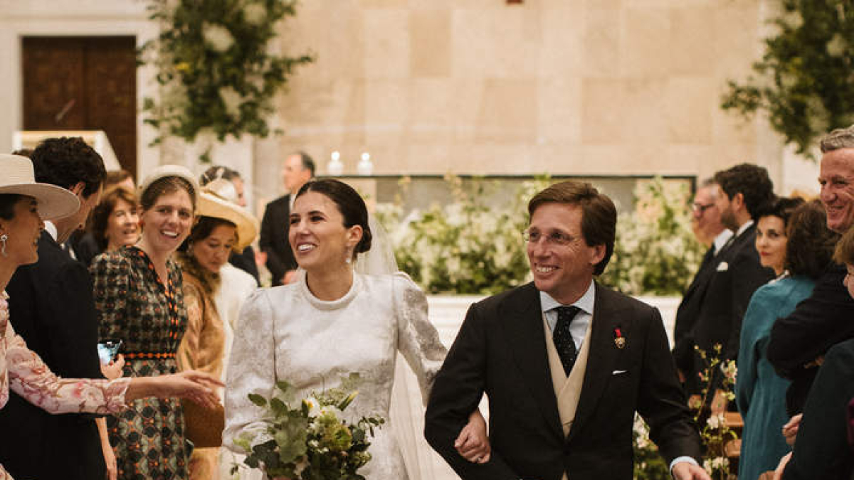 Teresa Urquijo y Martínez Almeida sonríen a los invitados. J.J. GUILLÉN