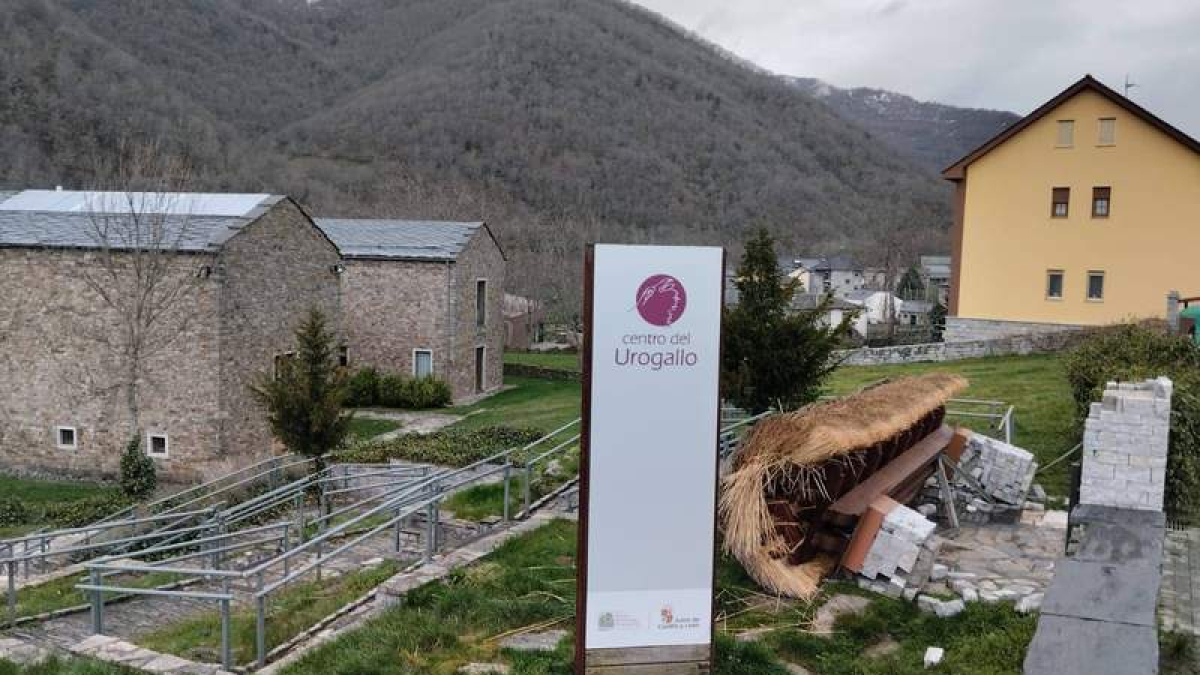 Estado de la entrada al Centro del Urogallo de Caboalles.  ARAUJO
