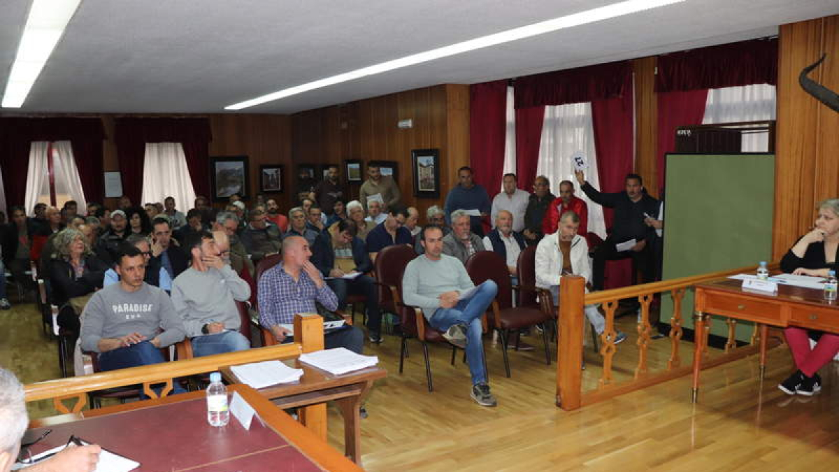 La subasta de caza de las reserva de Riaño estuvo muy animada de público.  CAMPOS