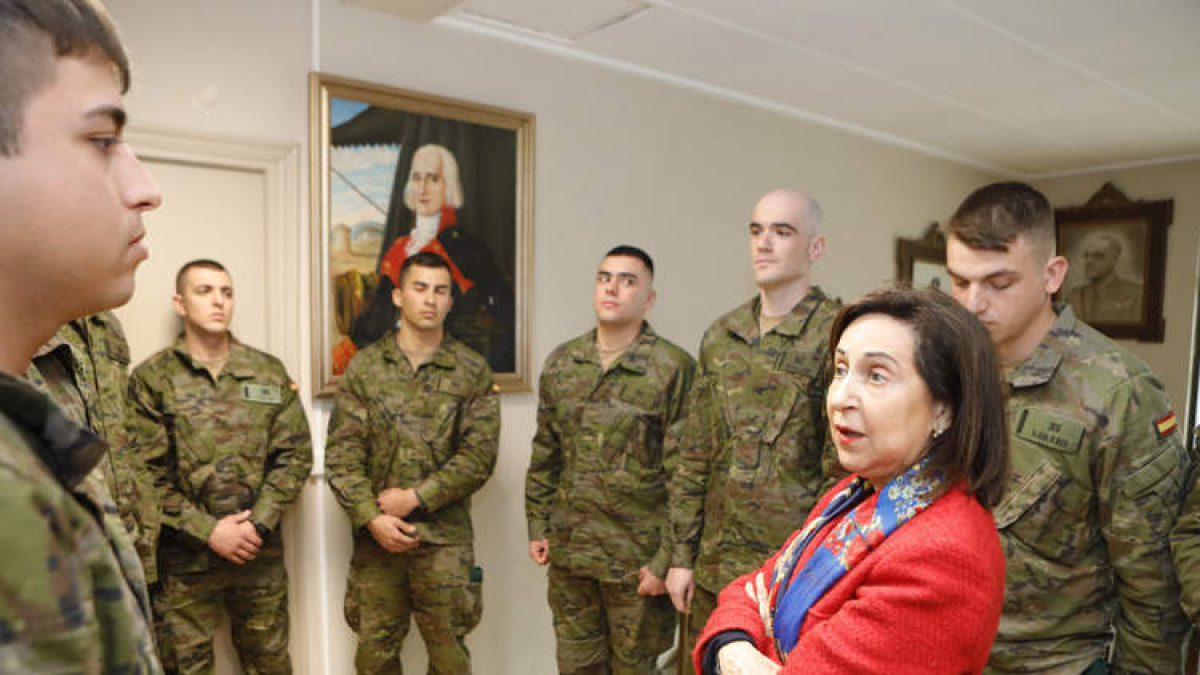 La ministra de Defensa, Margarita Robles, en una visita a un grupo de militares.  MINISTERIO DE DEFENSA