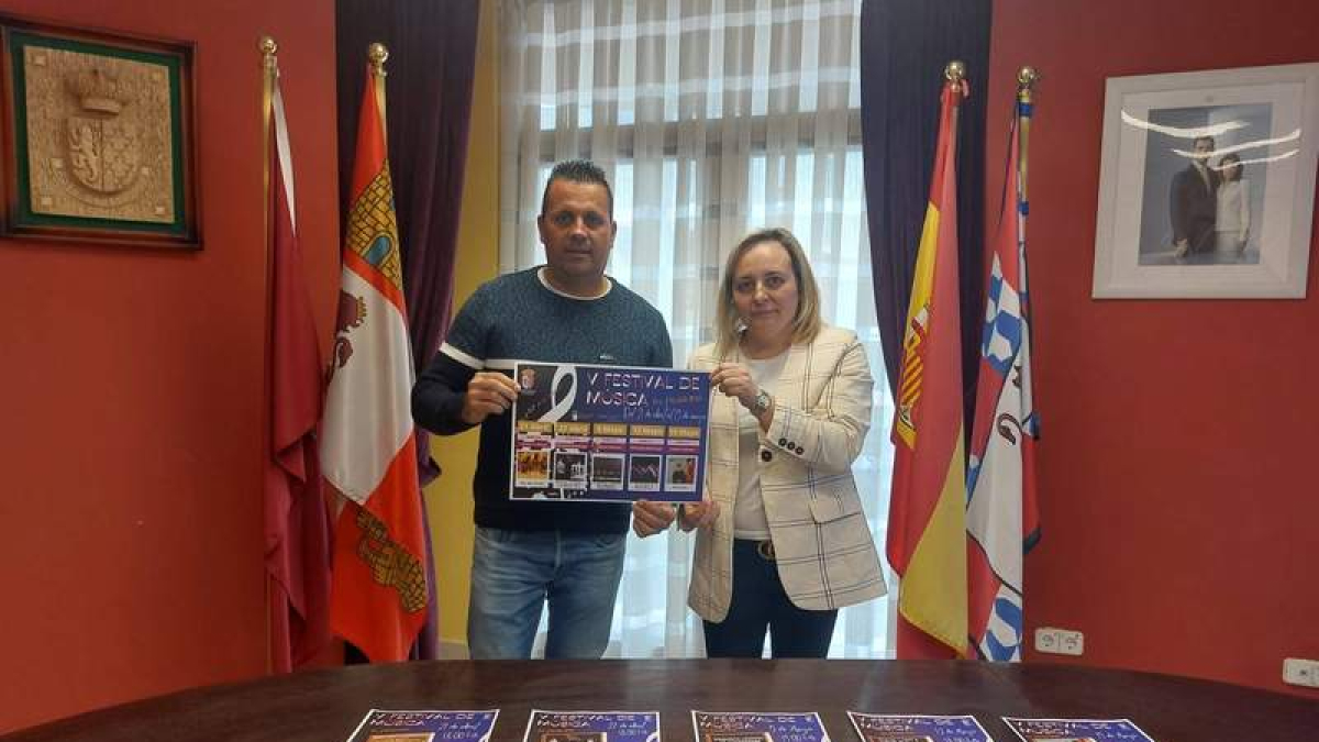 María Teresa Fernández, alcaldesa de Cuadros, y José Manuel Díez, concejal de Cultura. DL