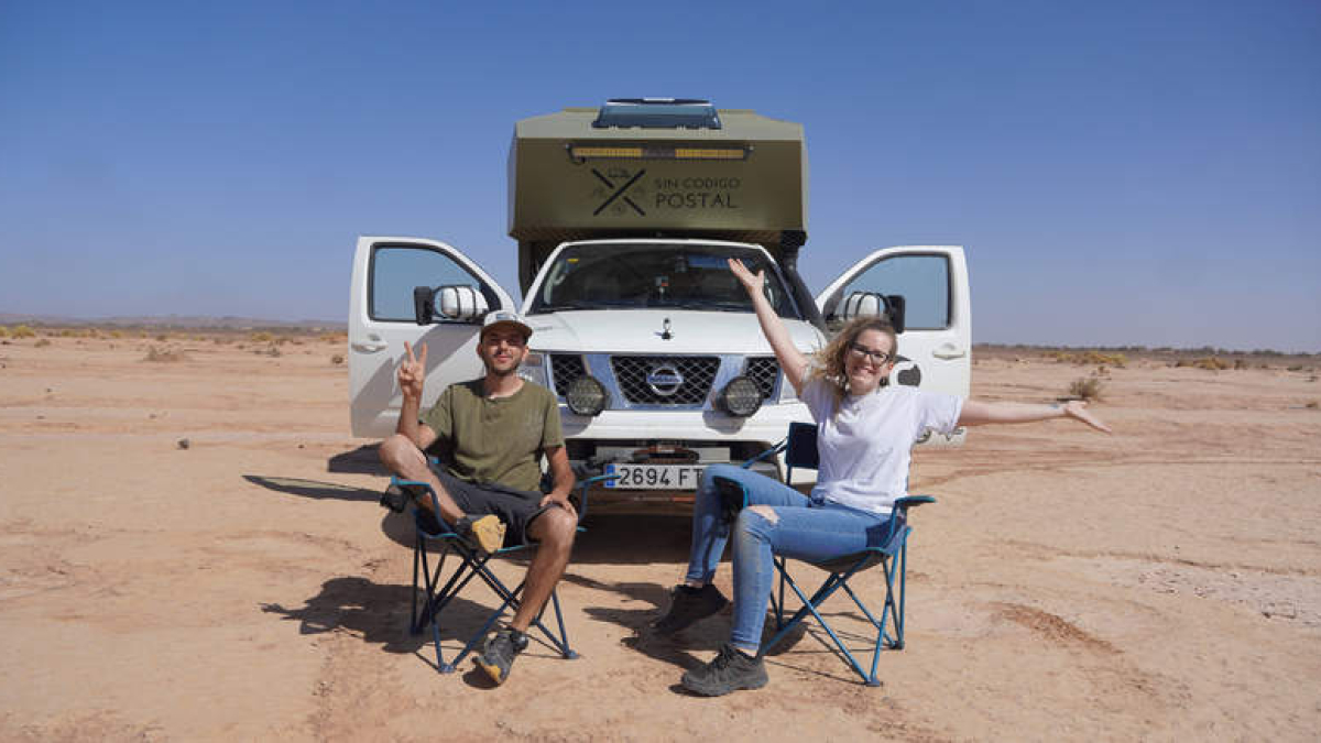 Eduardo Parrado y Rocío Calvo, en el desierto del Sáhara, al sur de Marruecos. FOTO CEDIDA POR EDUARDO PARRADO
