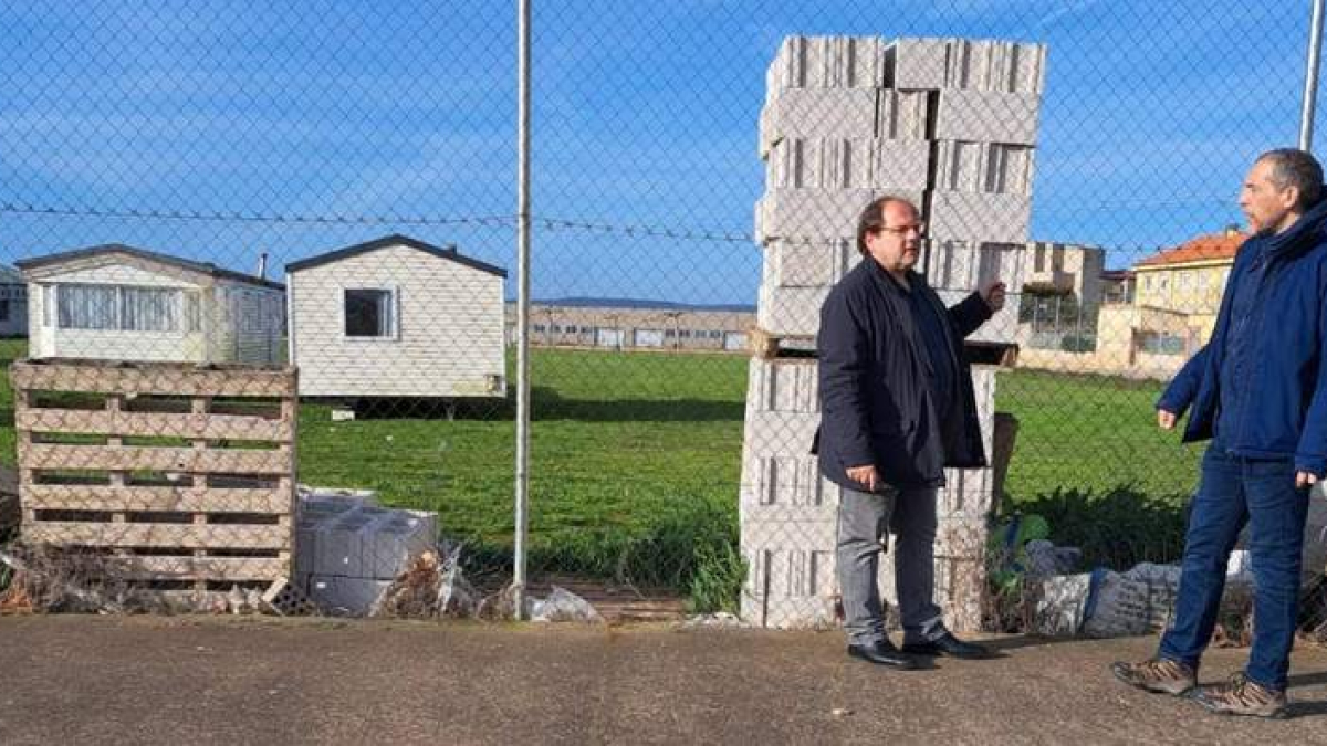 El alcalde, Javier Carrera, acompañado de uno de sus concejales visitó la zona.  DL