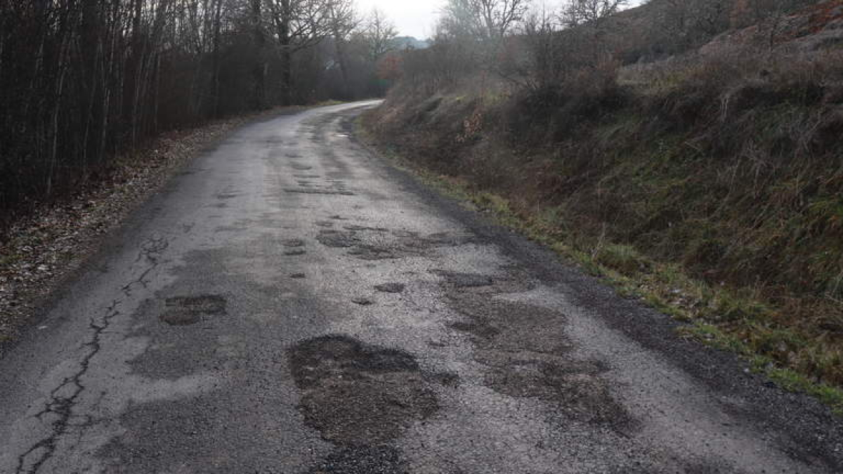 Estado de la LE-4615 de La Ercina a Valporquero de Rueda.  CAMPOS