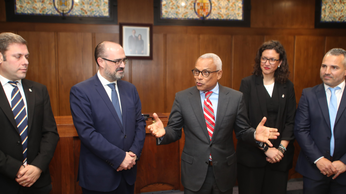 El presidente caboverdiano, José María Pereira Neves, junto al alcalde Marco Morala y otros concejales, hoy en la recepción oficial en el Ayuntamiento de Ponferrada.