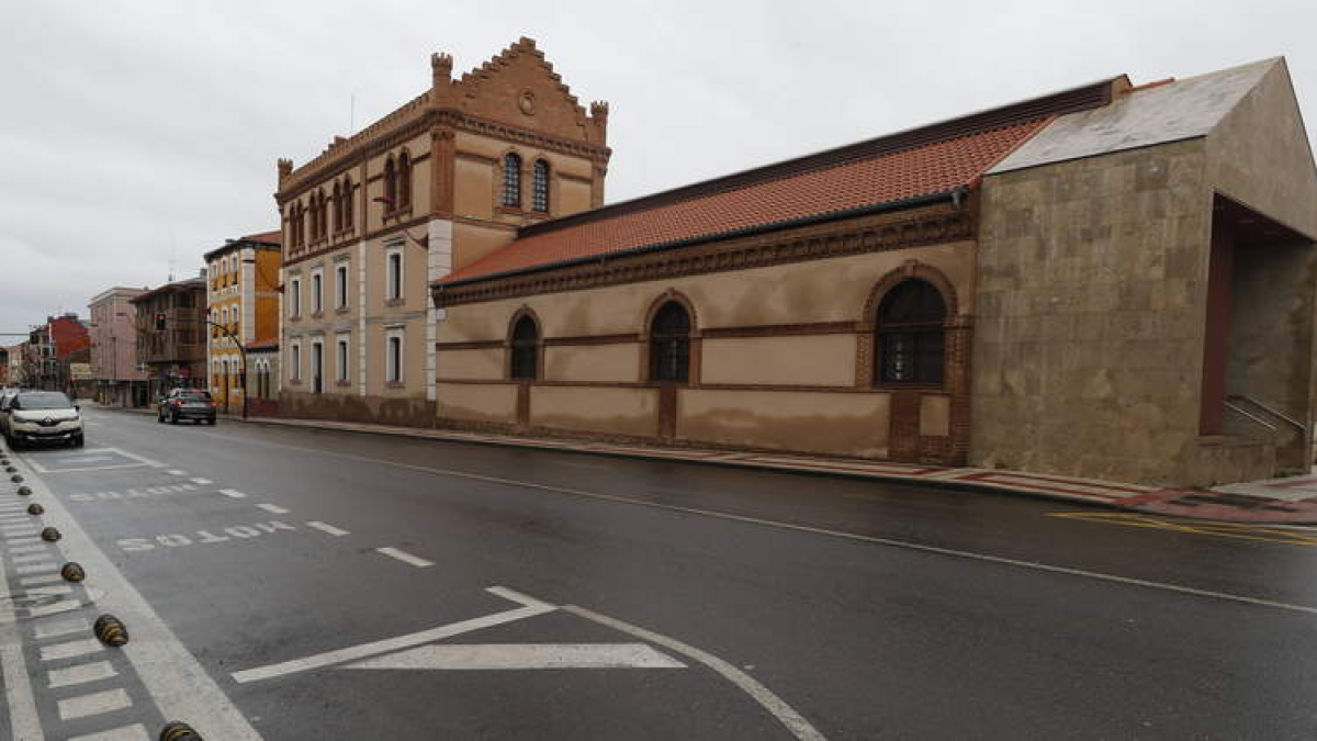 La antigua fábrica de embutidos Araú forma un conjunto de cuatro edificios con entrada por Párroco Pablo Diez y Sira Sampedro.  RAMIRO