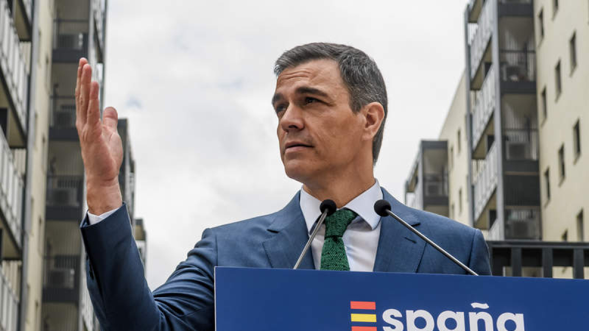 Pedro Sánchez, ayer en su visita a Sevilla. RAÚL CARO