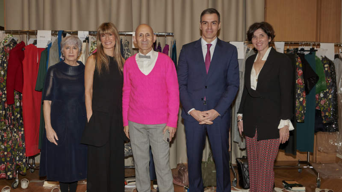 Pedro Sánchez y Begpña Gómez junto al modisto Modesto Lomba. EFE