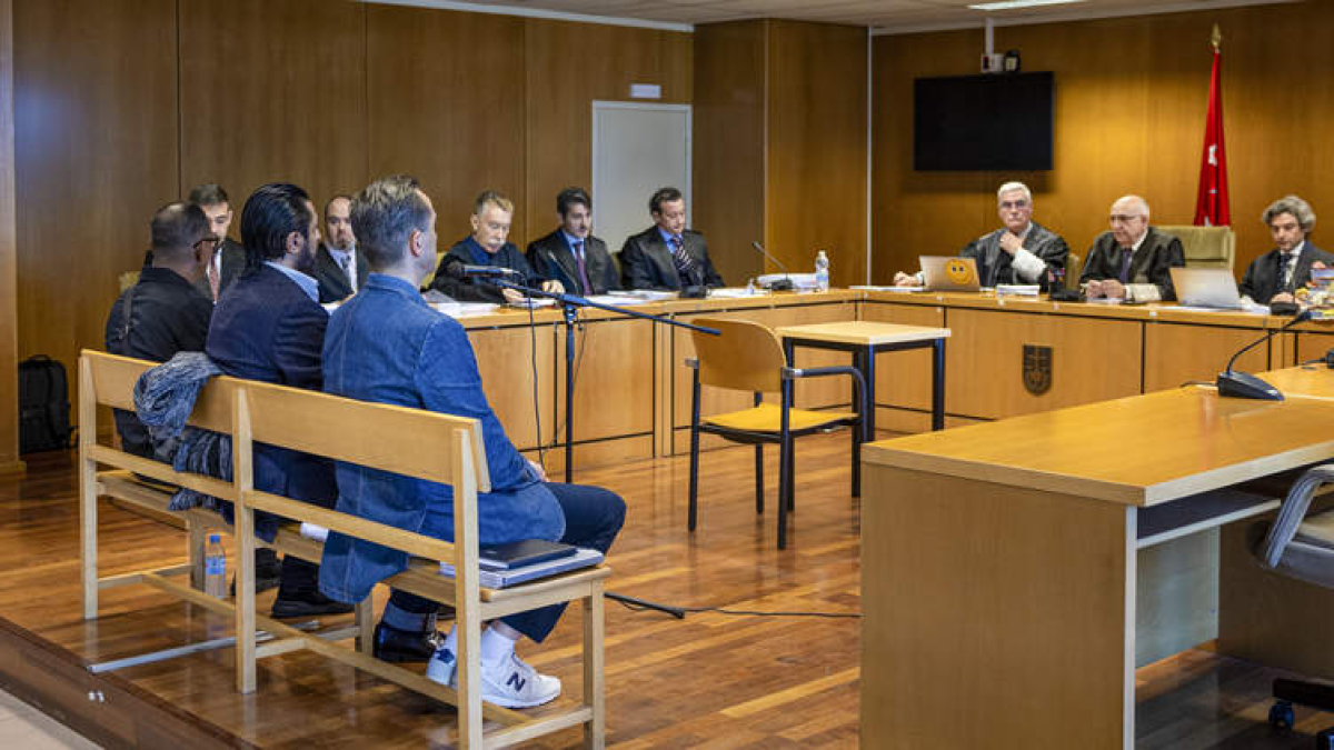 Rafael Amargo, entre el productor Eduardo de Santos (tercero por la izquierda) y el socio de Amargo, Miguel Á. Batista. DANIEL GONZÁLEZ