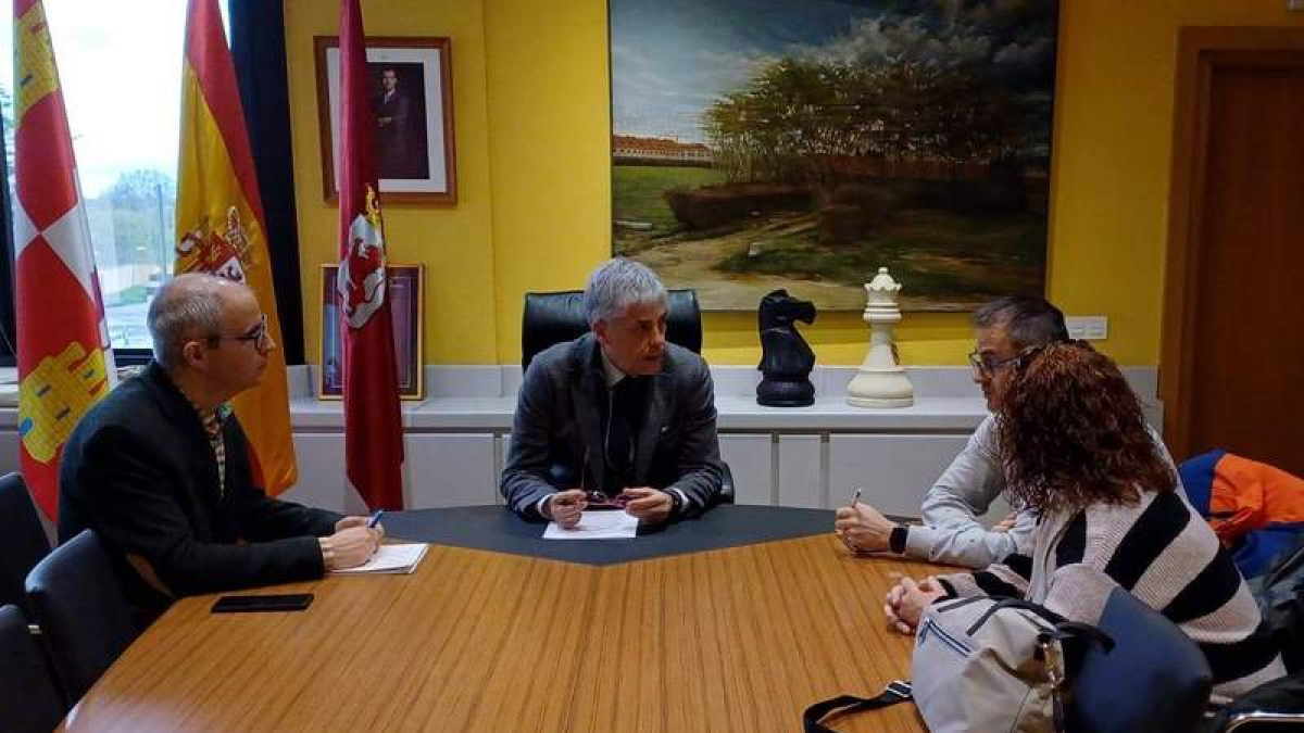 El delegado de la Junta y los representantes de Villamanín.  DL