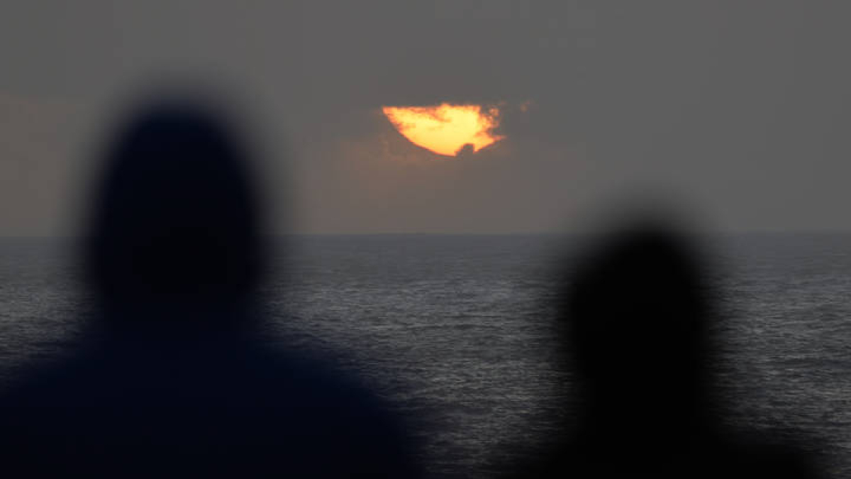 La Luna oculta la parte inferior del Sol, durante el eclipse parcial visto este lunes en la Coruña.