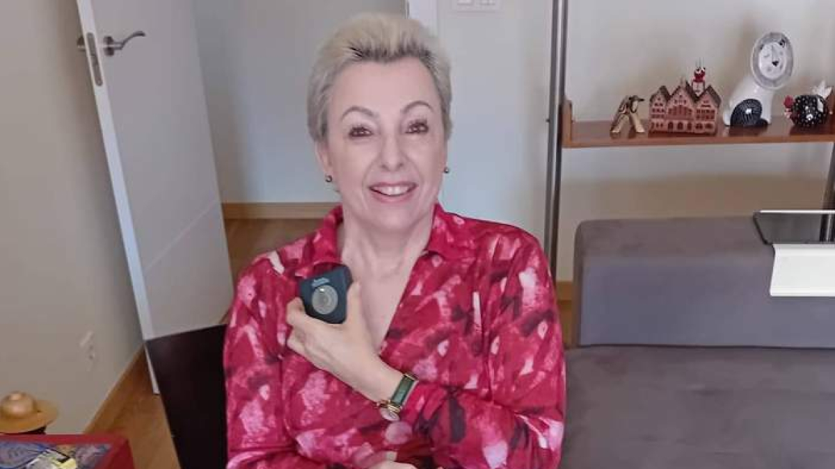 María Luisa, con la tecnología que utiliza con los electrodos. DL