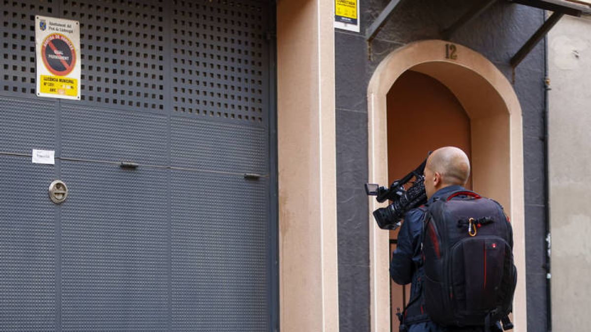 Los Mossos d'Esquadra investigan la muerte violenta de una mujer y de sus dos hijos menores de edad, cuyos cuerpos fueron localizados anoche en El Prat de Llobregat.