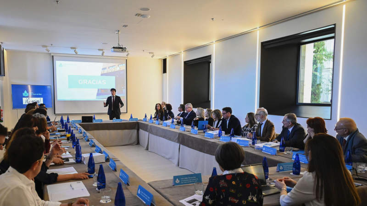 El Hospital San Juan de Dios reunió a 30 miembros del sector sanitario en un ‘Focus Group’ que lideró el gerente Juan Francisco Seco. MARÍA FUENTES