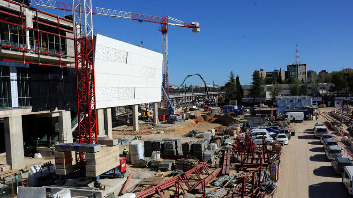 La nueva fase de las obras que duplicará la capacidad de gestionar trenes de alta velocidad en Madrid Chamartín se aprecia ya en el exterior y el interior de la estación. BENITO ORDÓÑEZ