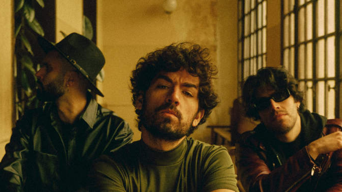 Fito Robles, en el centro, junto al guitarrista y productor Xavi Road y el batería Jaco Betanzos. DL