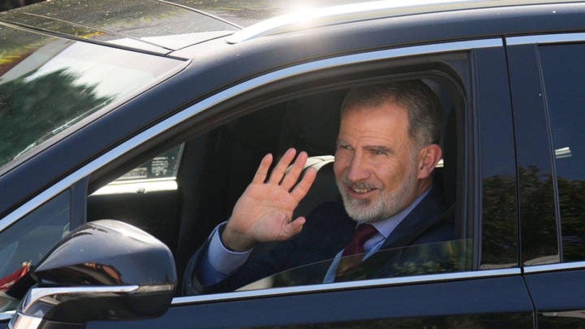 El rey Felipe VI sale tras su visita a la reina Sofía que permanece ingresada en la clínica Ruber InternacionaL.
