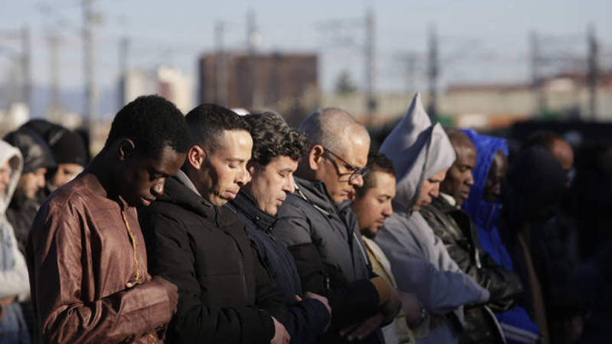 Un momento de la oración ayer en el parking del Estadio de Fútbol.  FERNANDO OTERO