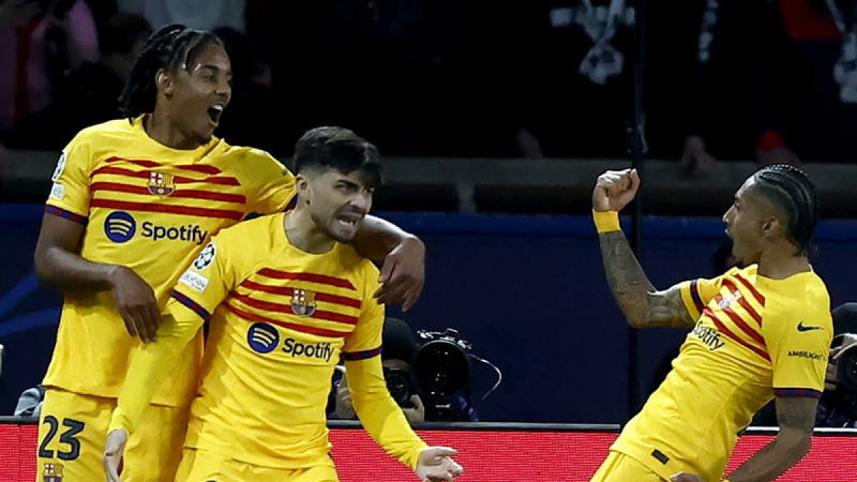 Raphinha celebrasu segundo gol junto a Koundé y Pedri.  BADTRA